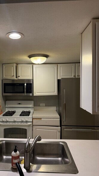 Building Photo - 1908 Kenilworth Cir