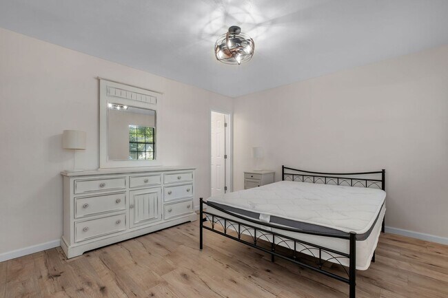 Building Photo - Franklin Park Duplex