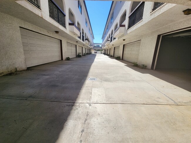 Building Photo - 1502 Rock Glen Ave