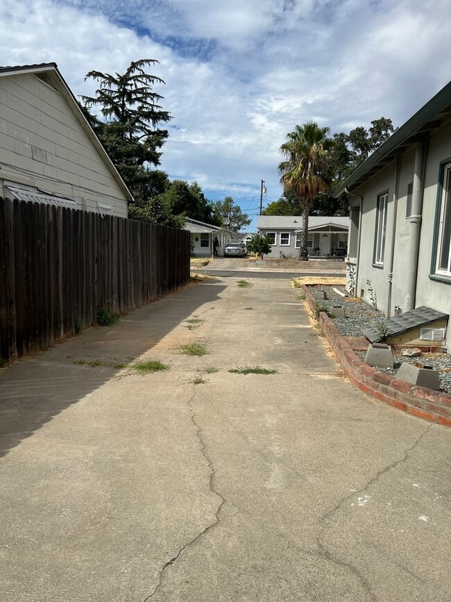 Building Photo - Available now! El Camino & Colfax - 2 bedr...