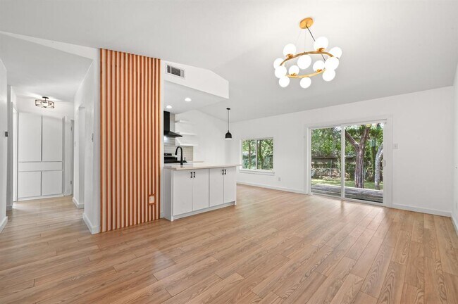 Building Photo - 2313 Lakehurst Dr