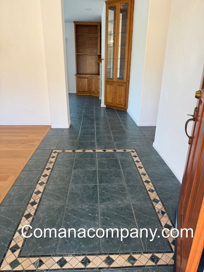 Building Photo - Gorgeous, spacious 3BR/2BA w views, yard, ...