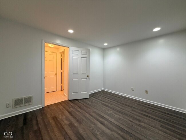 Building Photo - 1351 Woodpond N Roundabout