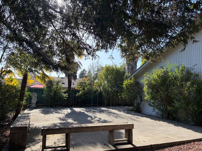 Building Photo - House like 2bed/1.5 Bath Condo with Spacious Corner Yard and 2 Car Garage