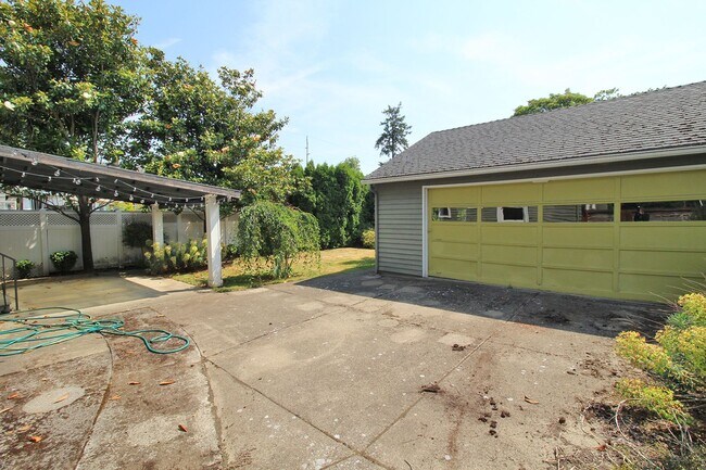 Building Photo - 3412 NE 59th Ave