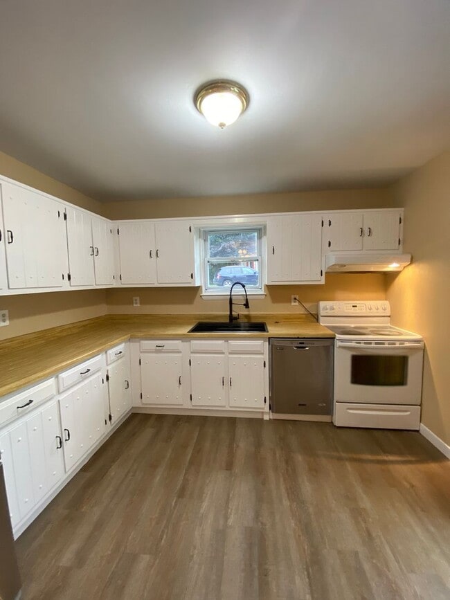 Building Photo - Attractive 3 Bedroom 1.5 Bath home in Mt. ...