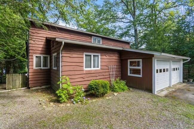 Building Photo - 224 Lake Shore Rd