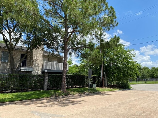 Building Photo - 10889 Braes Bend Dr
