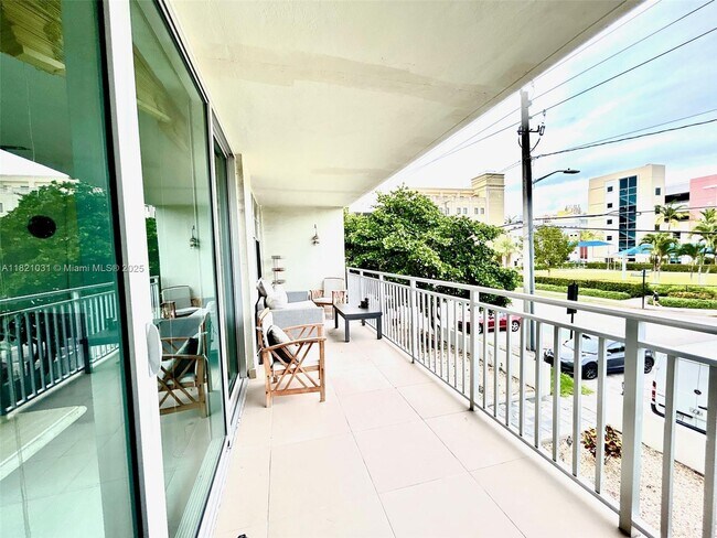 Building Photo - 9500 W Bay Harbor Dr
