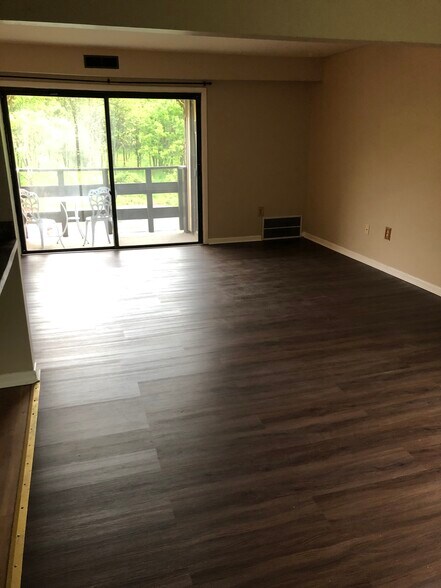 Building Photo - 1530 Creekside Rd