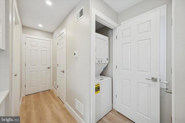 Building Photo - 118 Bartram Ave