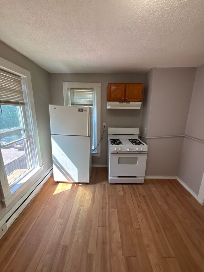 Building Photo - 446 Pierce St NE