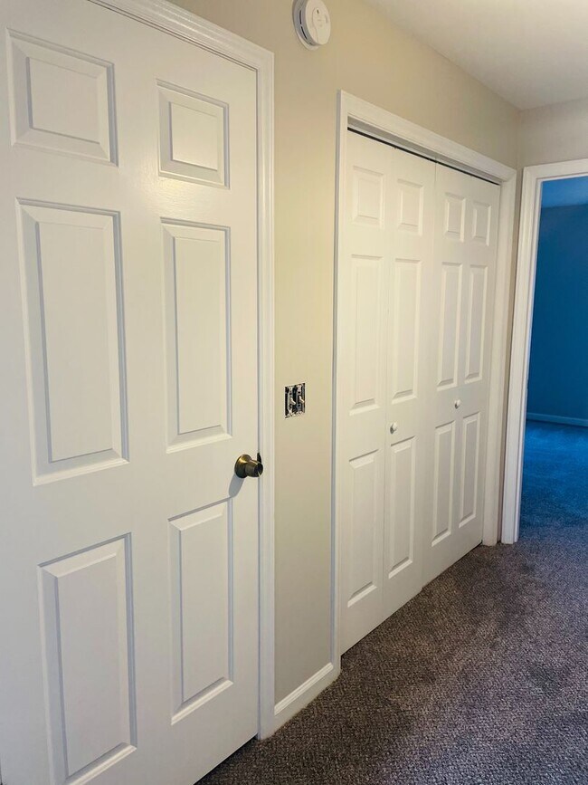 Building Photo - Fantastic Condo in established neighborhood