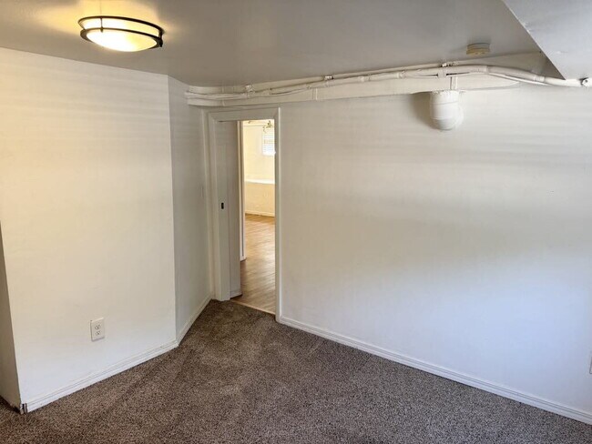 Building Photo - "Charming 2-Bed Apartment with ALL UTILITI...