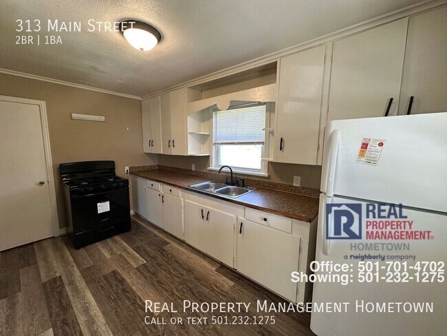 Building Photo - 313 Main St