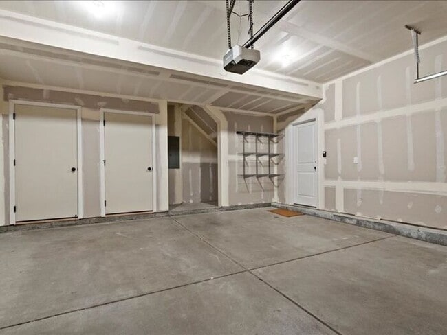 Building Photo - RIVERTON 3 BED, 2.5 BATH TOWNHOME