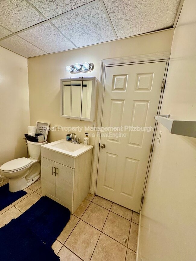 Building Photo - 2218 Sarah St