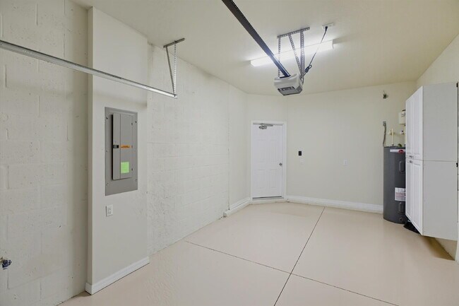 Building Photo - 8895 Via Isola Court