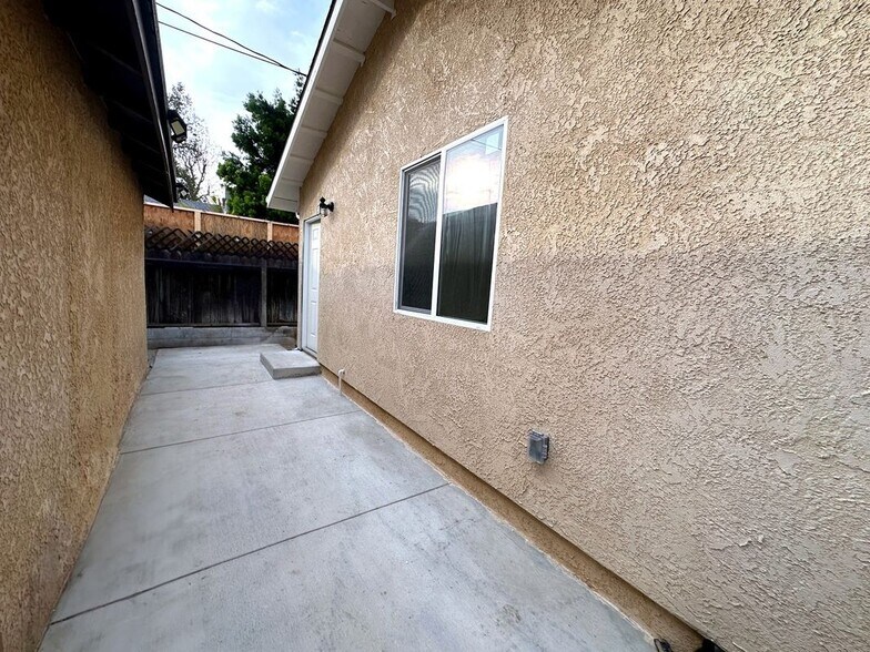 Building Photo - 6907 Noble Ave