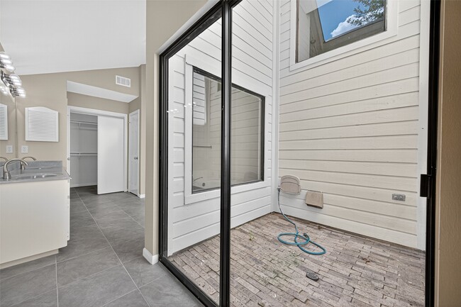 Building Photo - 4132 Deerfield Village Dr