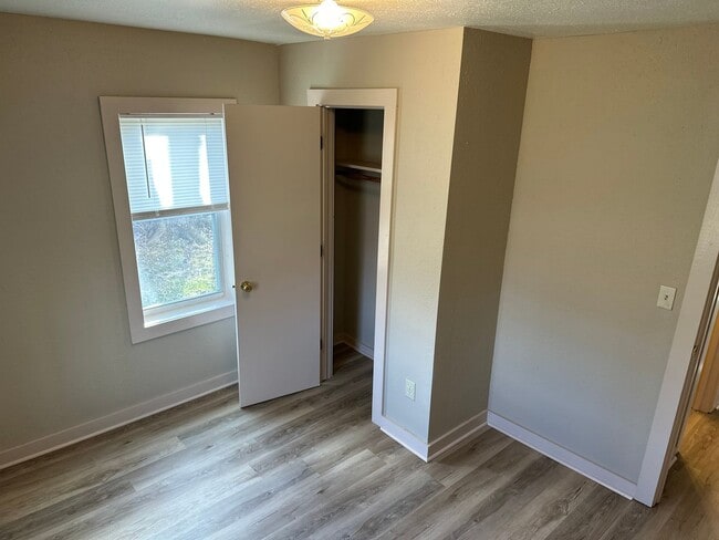 Building Photo - 2 Bedroom, 1 Bathroom Home with large backyard, near Downtown Springdale