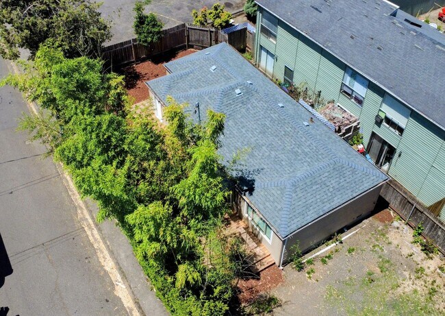 Building Photo - 25 E 32nd Ave