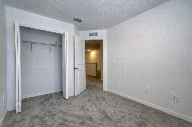 Building Photo - "Charming 3-Bedroom Home with 2.5 Baths in...