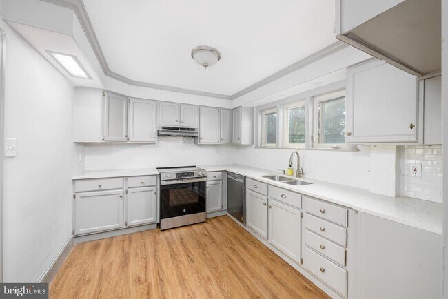 Building Photo - 8 Melvin Rd