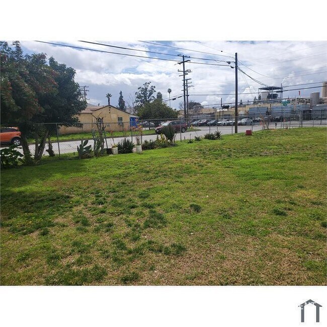 Building Photo - 1171 N Perris St
