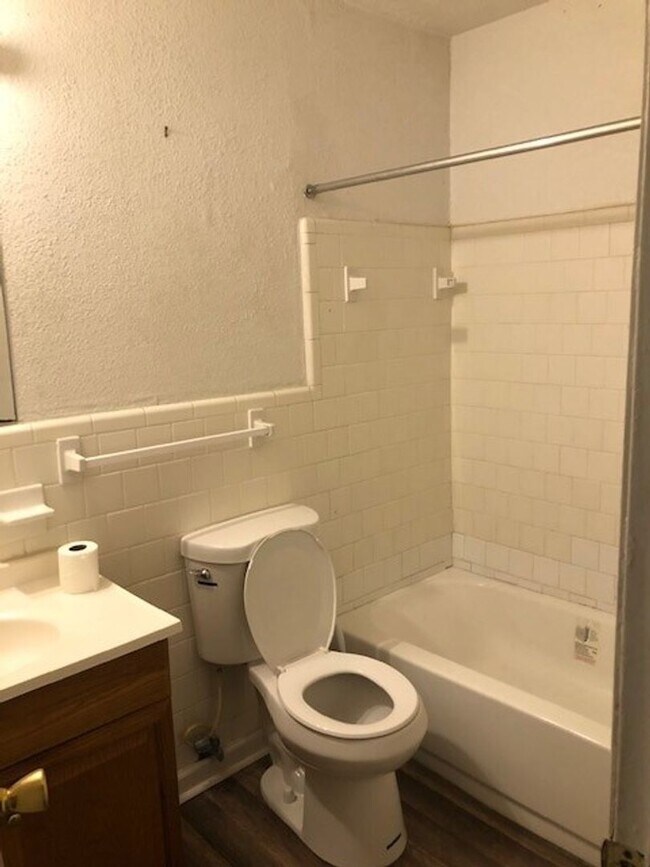 Building Photo - Just move on in- Fully furnished private one bedroom apartment