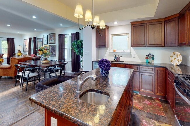 Building Photo - 2002 Ridgemont Rd