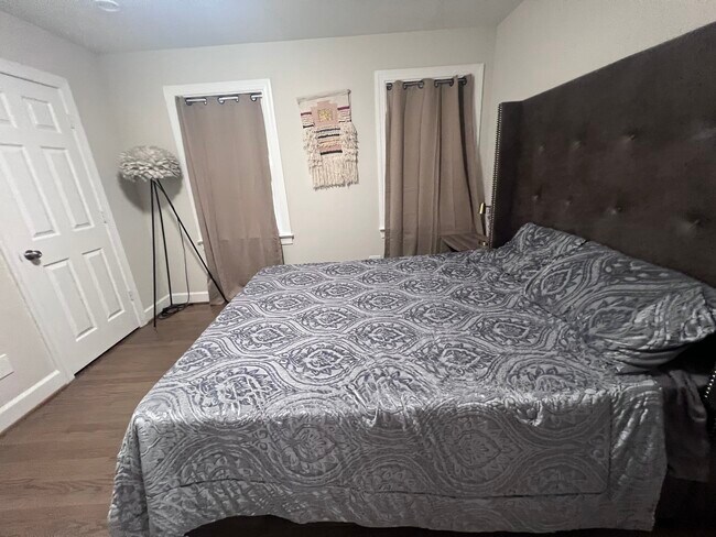 Guest Room - 160 N Peace Haven Rd