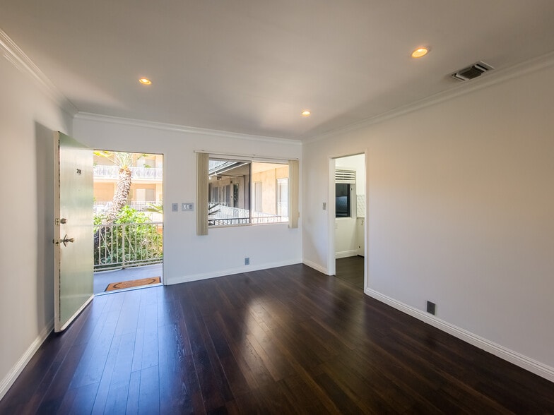 Building Photo - 215 N Kenwood St