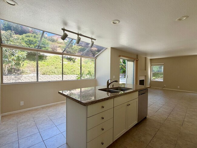 Building Photo - Spacious Five Bedroom in Rancho Del Oro