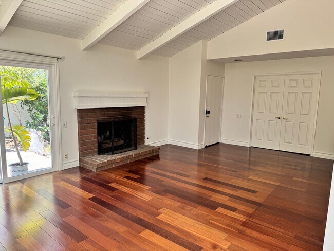 Building Photo - 10 Sunridge