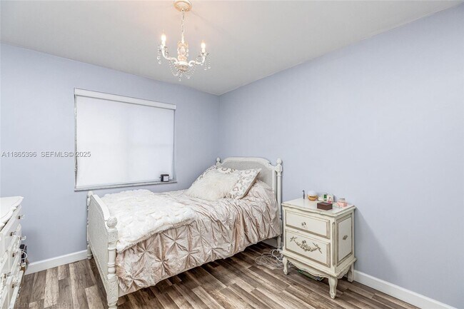 Building Photo - 4913 SW 32nd Way