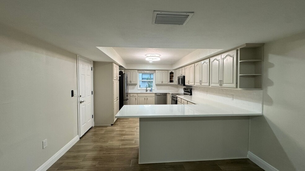 Building Photo - 7409 Lake Forest Cir