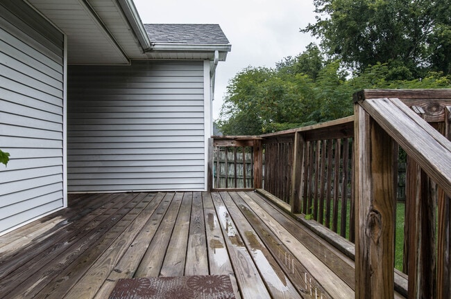Building Photo - Pet Friendly Three Bedroom!