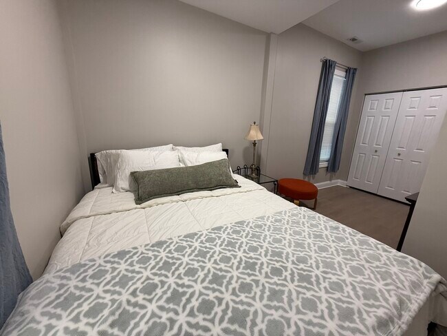 Building Photo - 3049 N Avers Ave