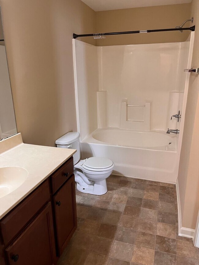 Building Photo - Lovely 3 Bedroom Townhouse in Raleigh!!