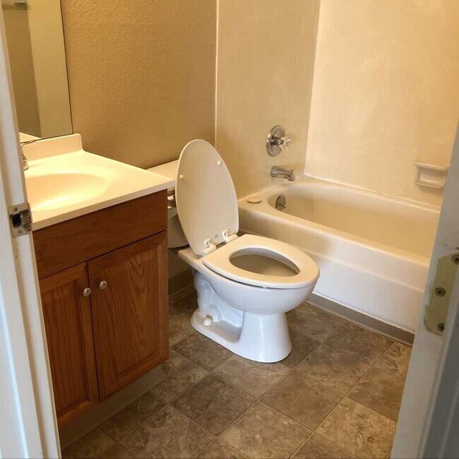 Building Photo - 248 W Clark St