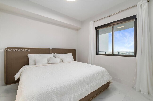 Building Photo - 700 NE 24th St