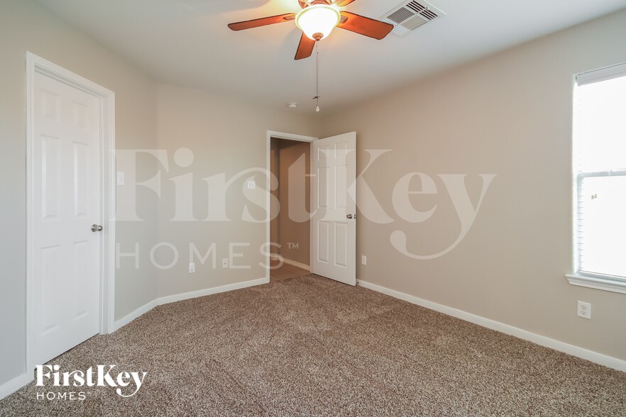 Building Photo - 9518 Peridot Green Dr