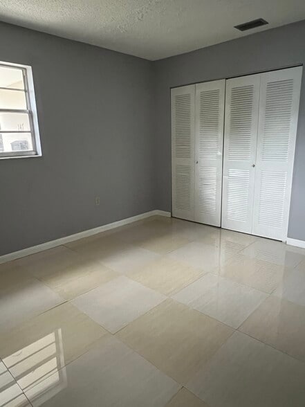 Building Photo - 147 NE 168th St