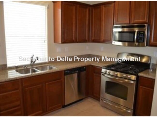 Building Photo - Avail 7/21 - 2 bedroom home in gated commu...