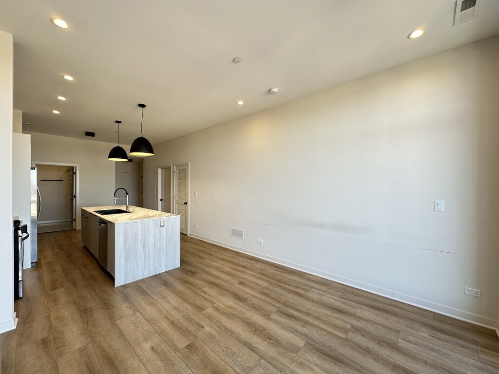 Building Photo - 6324 W Belmont Ave