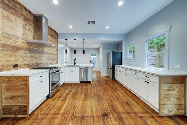 Building Photo - 1032 E 6 1/2 St