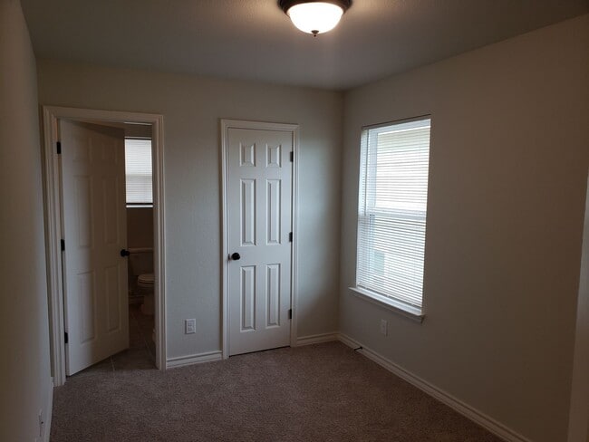 Building Photo - Town home for rent