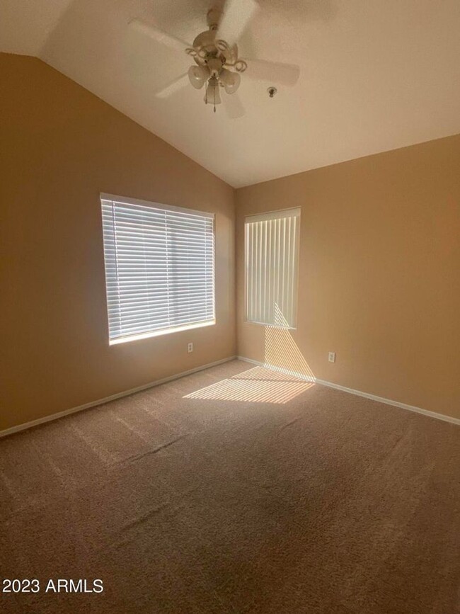Building Photo - 2 bedroom townhome!