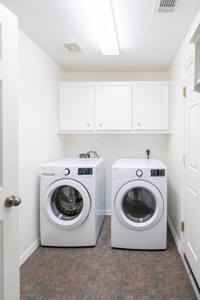 Building Photo - 1415 Sue Barnett Dr